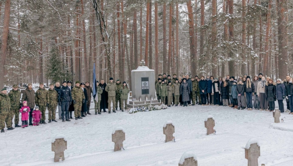Laupäeva hommikul koguneti erinevates Võrumaa paikades, sealhulgas linnakalmistul, et mälestada vabadusvõitlejaid. FOTOD: Aigar Nagel